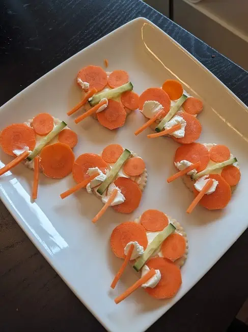 Carrot butterflies with crackers
