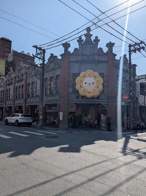 A popular bakery with people lining up
