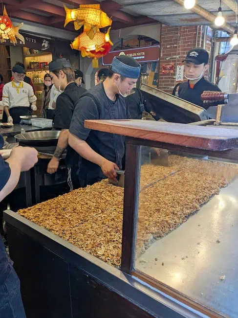 Making peanut brittles
