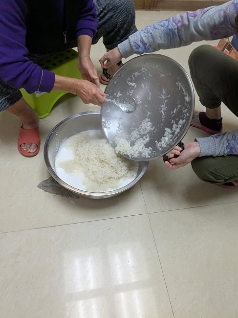 Making turnip cakes (Lo Bak Go) 
