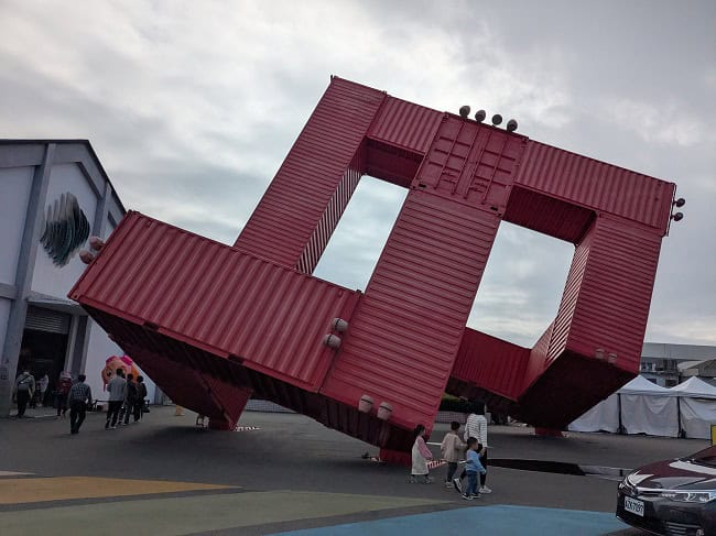 A big artistic structure in Pier 2
