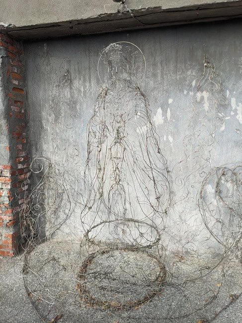 A cool statue made out of wires in the Pier 2 area
