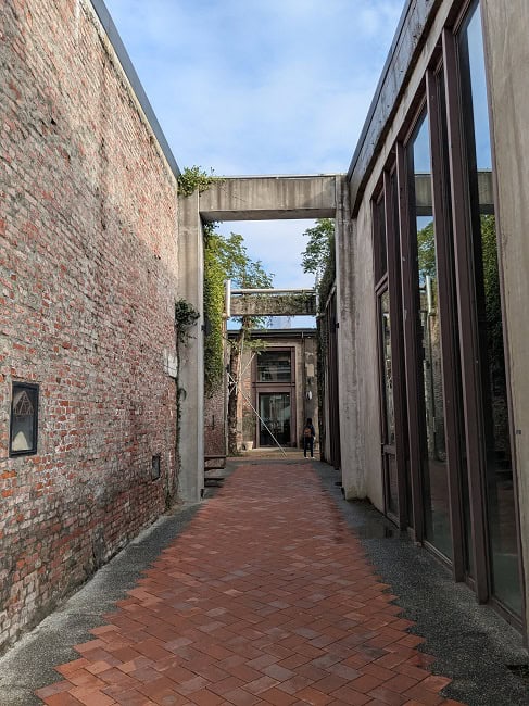 A lot of art & craft stores in these warehouses

