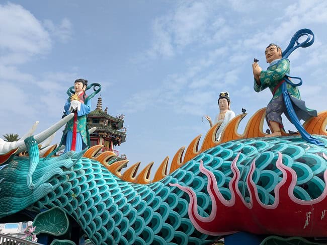 Colourful statues at the Spring and Autumn Pavilions 