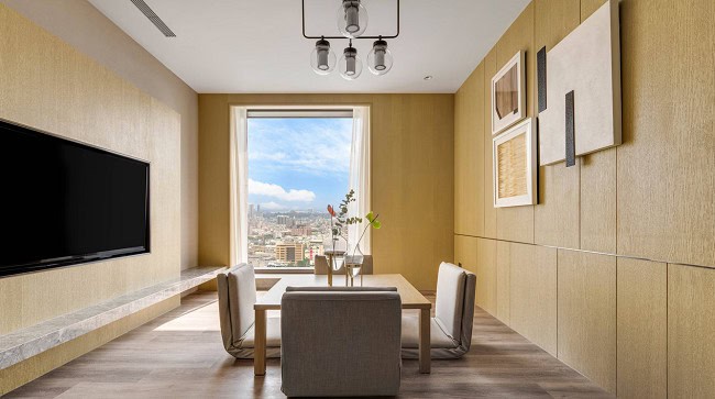 Sitting area in the suite (picture from Marriott)